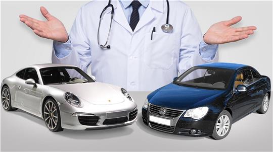 Der Porsche ist meist weit weg, sagt der Bremerhavener Hautarzt Dr. Volker Meyer zur Debatte um Ärztehonorare. Fotos/Montage: Privat/dpa/Colourbox/NZ
