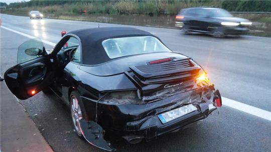 Der Porsche war auf der regennassen Fahrbahn der A1 ins Schleudern geraten.