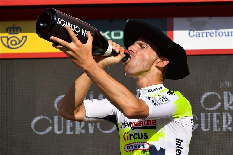 Kämna verpasst zweiten Erfolg knapp - Costa gewinnt Etappe Der Portugiese Rui Costa vom Team Intermache feiert auf dem Podium seinen Etappensieg.