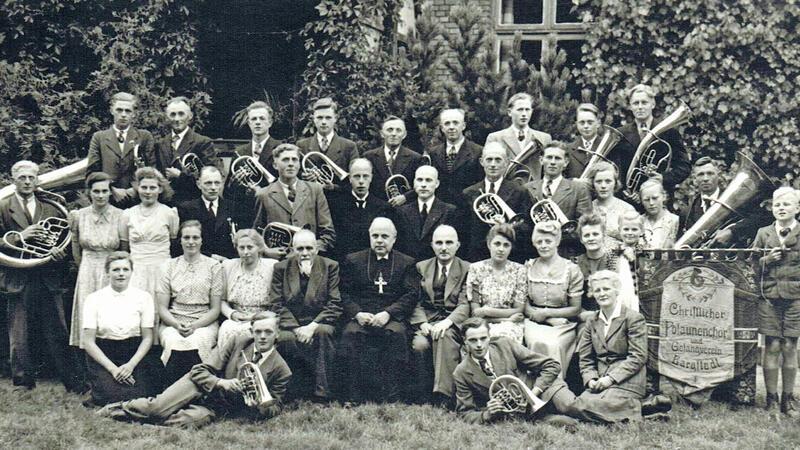 150 Jahre Posaunenchor: Frauen durften früher nicht mitspielen Der Posaunen- und der Kirchenchor Bargstedt 1949 - der Chor feiert das 75-jährige Jubiläum.