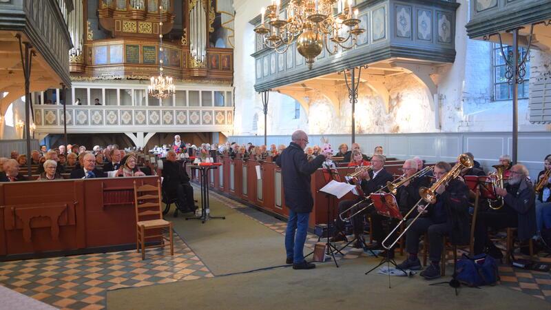 Der Posaunenchor Obere Lühe begleitete die Buchvorstellung in der voll besetzten St.-Martini-et-Nicolai-Kirche.