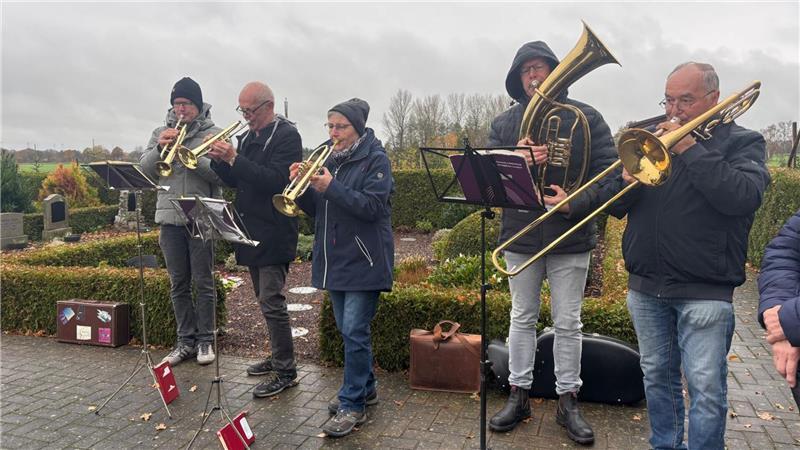 Neuer Glockenturm für den Friedhof: Ein Stück Belgien läutet nun in Hohenhausen Der Posaunenchor spielte bei der Einweihung des neuen Glockenturms.