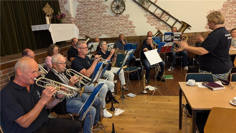 Gottesdienst und Theater auf Platt: Wenn die Meinungen gespalten sind Der Posaunenchor untermalt den Plattdeutschen Gottesdienst musikalisch.