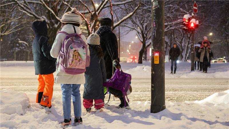 Der Präsenzunterricht an Hamburgs Schulen wird nach Behördenangaben trotz der Glatteiswarnung des Deutschen Wetterdiensts fortgesetzt. (Archivbild) 