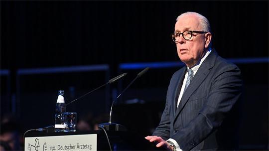 Der Präsident der Bundesärztekammer möchte, dass Patienten bei Beschwerden zuerst zum Hausarzt gehen. (Archivbild)
