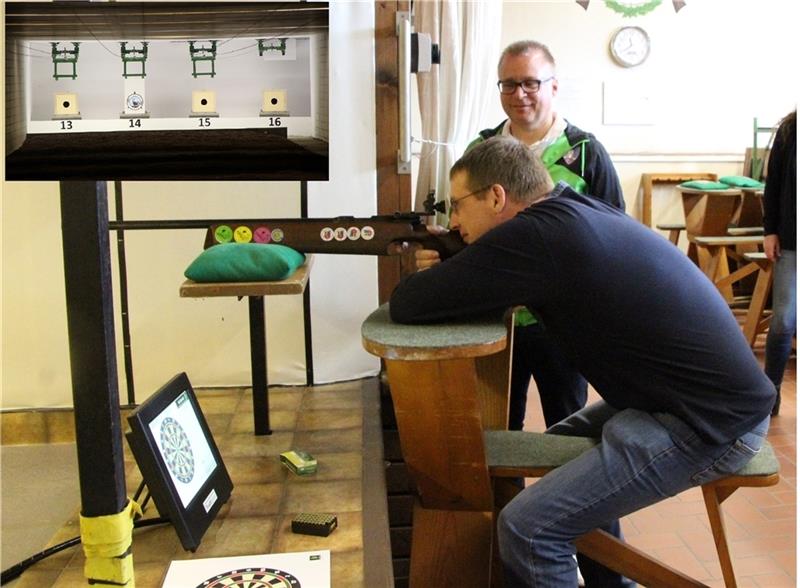 Der Präsident des Bezirksschützenverbandes Stade, Jan Steffens, beim Eröffnungsschuss auf der Sportanlage. Lars Zimmermann, Präsident SV Himmelpforten, beobachtet die Situation. Foto: Rolf Brandt/BSV-Stade