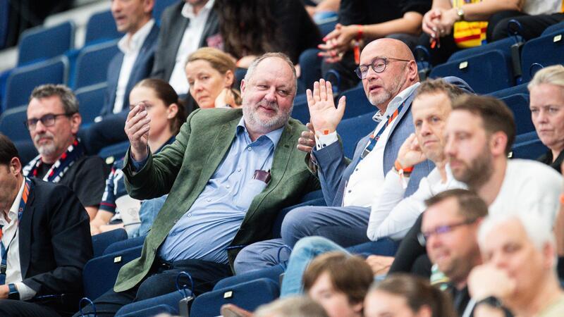 Der Präsident des Deutschen Handball Bundes Andreas Michelmann (m.l.) sitzt auf der Tribüne.