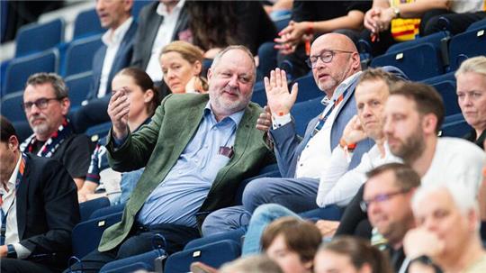 Der Präsident des Deutschen Handball Bundes Andreas Michelmann (m.l.) sitzt auf der Tribüne.