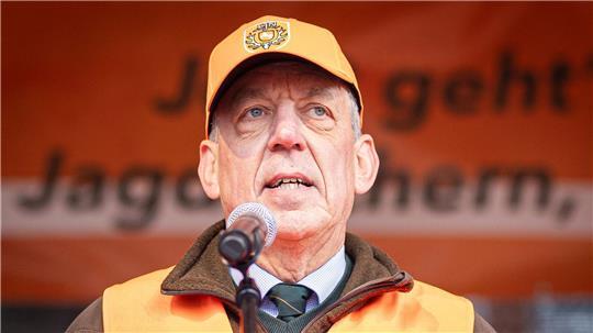 Der Präsident des Deutschen Jagdverbandes, Helmut Dammann-Tamke, empfiehlt Bürgern, krank erscheinende Wildschweine zu melden. (Archivbild)
