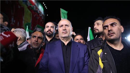 Der Präsident des iranischen Fußballverbandes (Mitte) hat es nicht zum FIFA-Kongress in Vancouver geschafft.