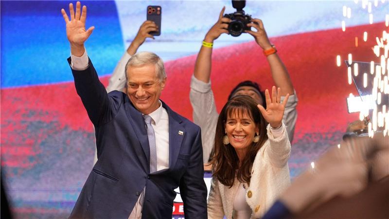 Der Präsidentschaftskandidat Jose Antonio Kast und seine Frau Maria Pia Adriasola winken ihren Anhängern zu.