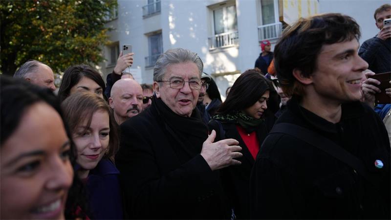 Der Präsidentschaftskandidat der Linken, Jean-Luc Mélenchon, mischte sich in Paris unter die Demonstranten. 
