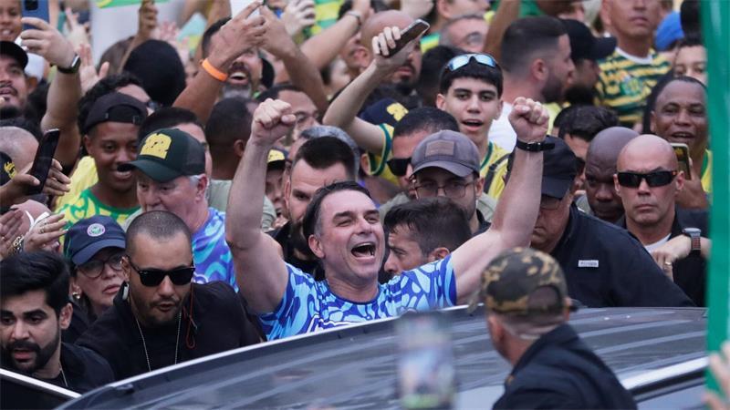 Der Präsidentschaftskandidat der Opposition, Senator Flavio Bolsonaro (M), verlässt nach seiner letzten Wahlkampfveranstaltung Rio de Janeiro einen Tag vor der Stichwahl um das Präsidentenamt den Veranstaltungsort.