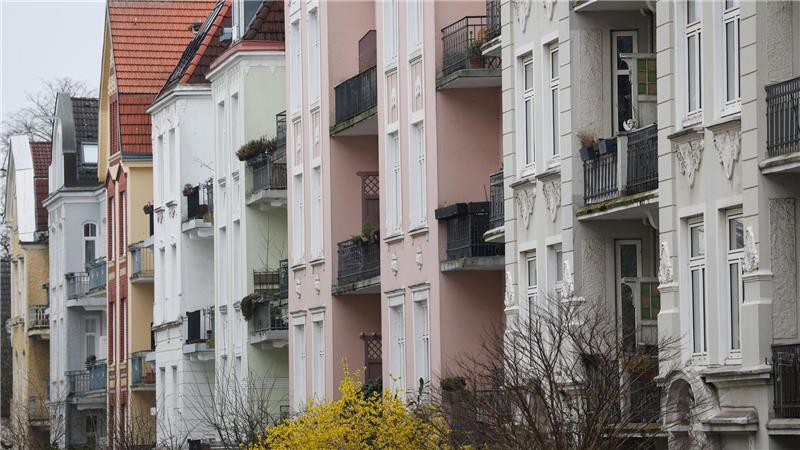 Der Preis für eine Eigentumswohnung im Bestand ist dem LBS-Immobilienatlas zufolge im Vergleich zum Vorjahr in Hamburg um 4,0 Prozent auf durchschnittlich 6.278 Euro pro Quadratmeter gestiegen.