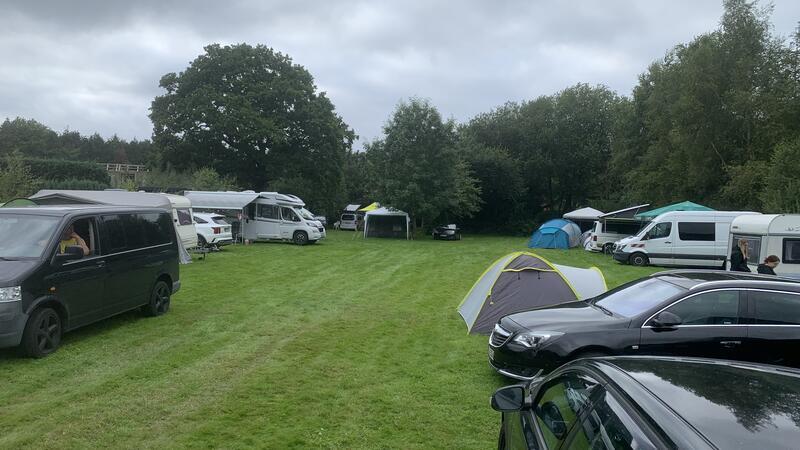 Der Privatgarten verwandelt sich in einen Campingplatz.