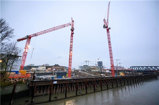 Der Projektentwickler Signa Real Estate steht beim geplanten Elbtower in der Hamburger Hafencity vor einem wichtigen Termin: Nach Vorlage von Eigen- und Fremdkapitalnachweisen und des Vorvermietungsnachweises Ende September kann das städtische Grundstück für das geplante Hochhaus am Mittwoch an die zur Signa-Holding des österreichischen Milliardärs Benko übergehen. Foto: Jonas Walzberg/dpa