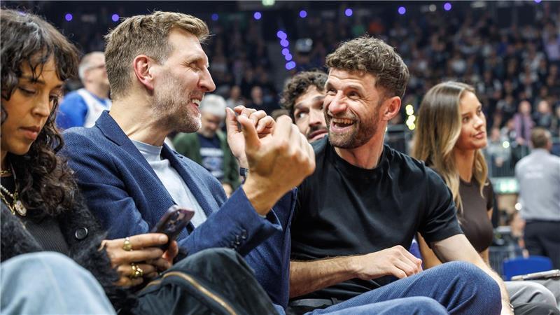 Der Promi-Faktor war gegeben: Dirk Nowitzki (l) und Thomas Müller am Spielfeldrand.