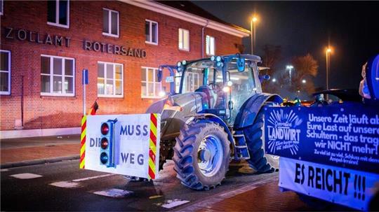 Der Protest der Landwirte und ihrer Unterstützer richtet sich gegen die Politik der Ampel-Regierung. Am Freitag haben sie alle Zufahrten des Hafens in Bremerhaven blockiert.