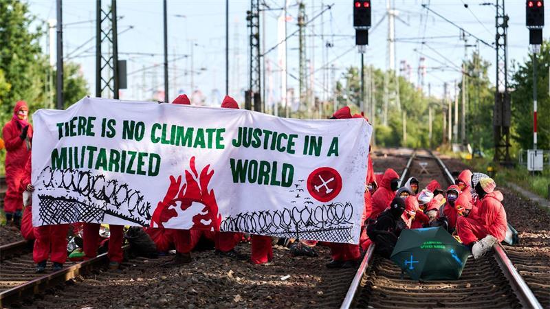 Der Protest richtet sich gegen das großangelegte Militärmanöver in Hamburg.