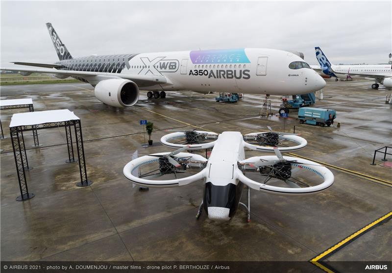 Flugzeugkonzern Airbus will emissionsfreie Flieger bauen Der Prototyp des City Airbus vor einem Airbus A350 auf dem Rollfeld in Toulouse.