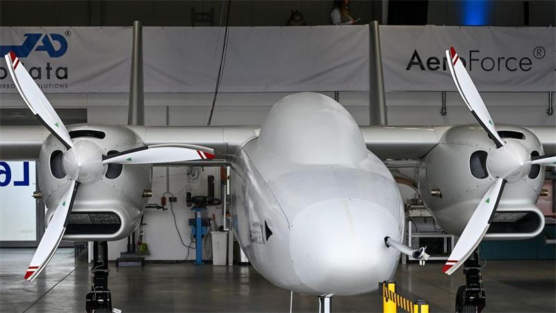 Neue Aufklärungsdrohne soll Schutz vor Bedrohung verbessern Der Prototyp einer Aufklärungsdrohne steht in einem Hangar in Strausberg.