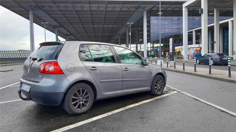 Nach Schlagzeilen: VW-Dauerparker ist jetzt weg Der Prozess der Ermittlung des Halters sei noch nicht abgeschlossen, heißt es von den Behörden.