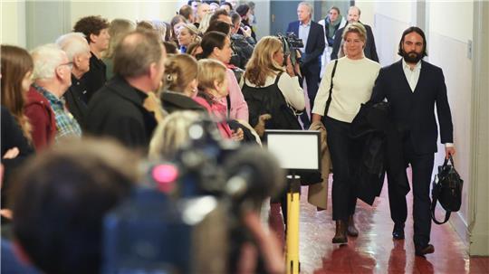 Der Prozess gegen Christina Block wird von zahlreichen Zuschauern und Pressevertretern verfolgt.