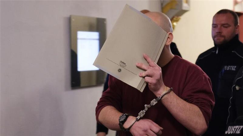 Nach Tod eines Kleinkinds - Vater in Fesseln vor Gericht Der Prozess um den Tod einer Zweijährigen durch unterlassene Hilfeleistung hat begonnen.