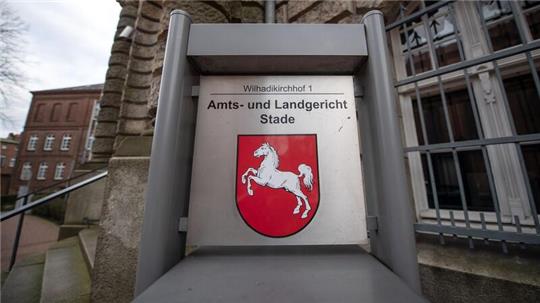 Der Prozess um den brutalen Überfall auf einen Rentner in Schiffdorf wird vor dem Landgericht Stade fortgesetzt. Diesmal stand die Frage im Raum, ob der Angeklagte mit Drogen dealte.