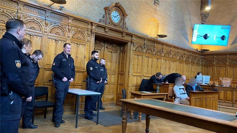 Der Prozess um versuchten Mord in der Raabestraße ging unter strengen Sicherheitsvorkehrungen weiter. Acht Justizbeamte bewachten den Gerichtssaal.