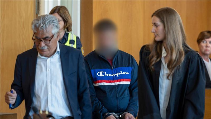 Der Prozess vorm Landgericht Würzburg findet mit Übersetzer (links) statt.