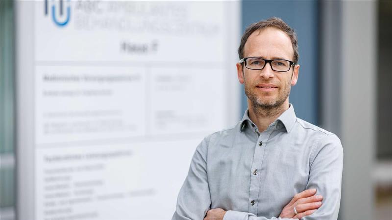 Der Psychologe Philipp Martzog betreut am Klinikum Nürnberg junge Menschen mit Mediensucht. 