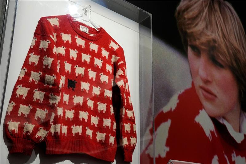 1,1 Millionen Dollar für Prinzessin Dianas Schaf-Pullover Der Pullover von Prinzessin Diana im Auktionshaus Sotheby's.