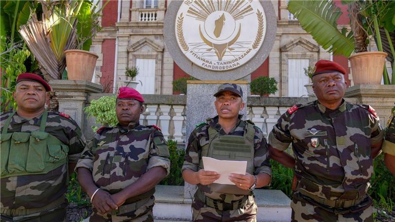 Der Putsch folgt auf wochenlange regierungskritische Proteste und Unruhen in dem Land.