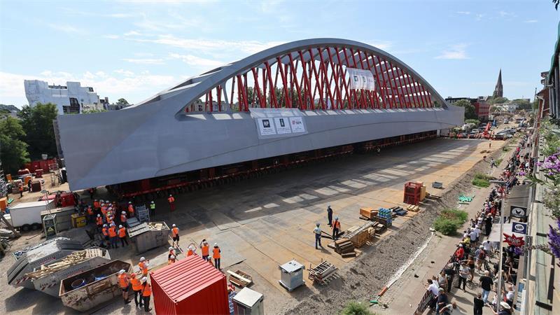 Der Querverschub der neuen Sternbrücke erfolgt.