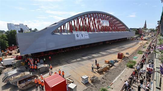 Der Querverschub der neuen Sternbrücke erfolgt.