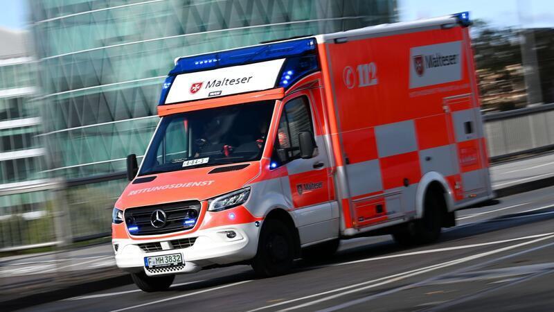 Der Radfahrer hatte Glück im Unglück und wurde bei dem Vorfall nur leicht verletzt. (Symbolbild)