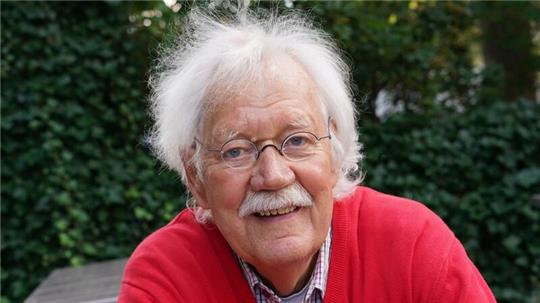 Der Radio- und TV-Moderator Carlo von Tiedemann steht auf der Terrasse vom Cafe „Funk-Eck“.