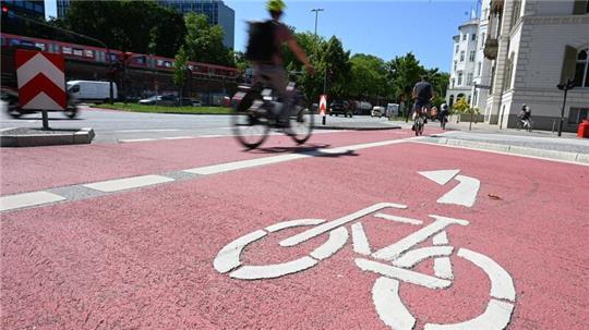 Der Radverkehr in Hamburg hat nach Angaben der Verkehrsbehörde im vergangenen Jahr um vier Prozent zugelegt - während der Autoverkehr um ein Prozent gesunken ist. (Symbolbild)