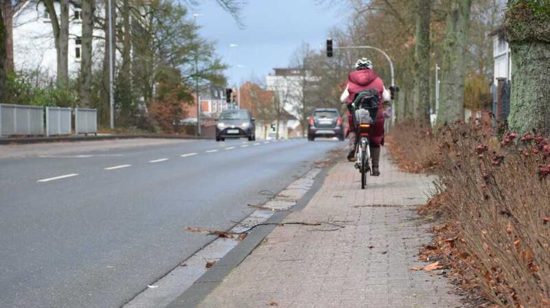 Neues Datum: Bauarbeiten an der Harsefelder Straße verschieben sich Der Radweg an der Harsefelder Straße hat das aktuell angestrebte Update dringend nötig (Archiv).