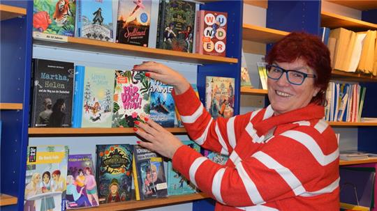 Der Räumungsverkauf sorgt für Lücken in den Regalen: Inhaberin Bettina Zwirlein hat aber zum Beispiel noch mehrere Kinderbuchtitel in ihrer Buchhandlung Allerleibuch.