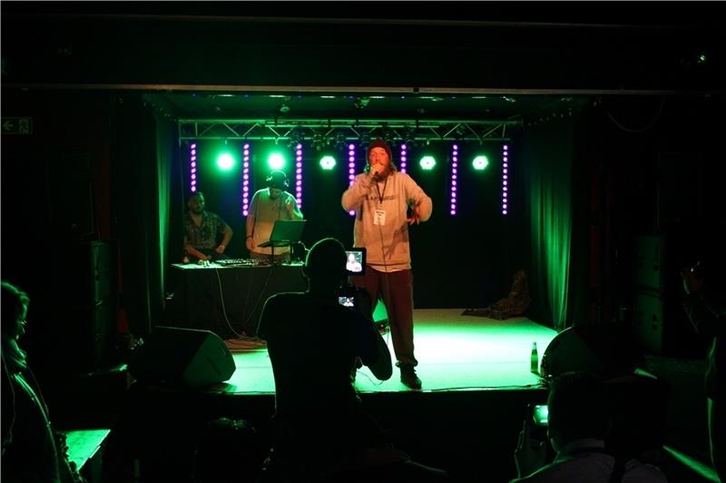 Der Rapper „Finest Skillz“ eröffnete den Abend. Foto: Frank