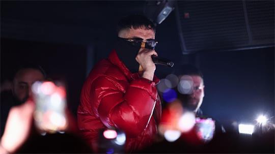 Der Rapper Haftbefehl bei einem Auftritt in Gießen vergangenes Jahr. (Archivbild)