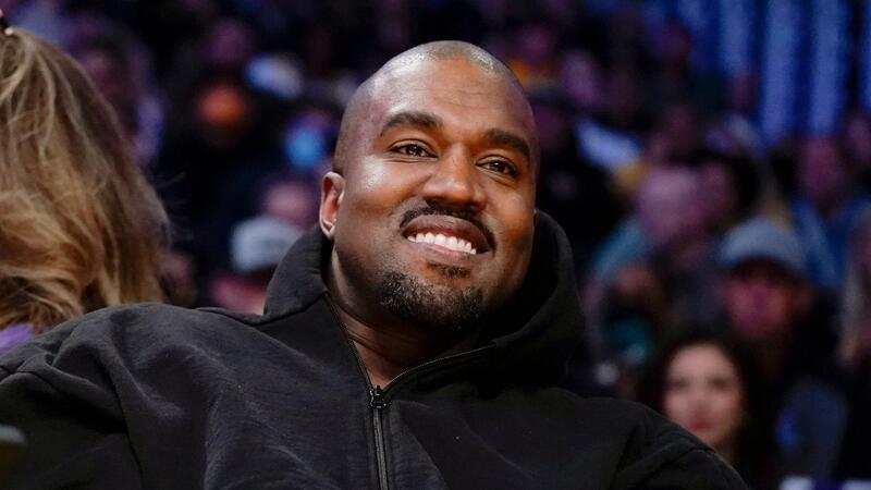Der Rapper Kanye West bei einem Basketballspiel in Los Angeles.