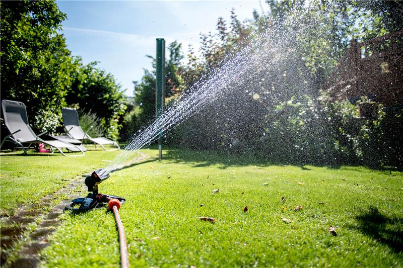 Mit diesen Tipps spart man im Sommer Wasser Der Rasensprenger muss gar nicht jeden Tag laufen. Wer die Gräser seltener wässert, tut ihnen sogar Gutes. Foto: Zacharie Scheurer/dpa-tmn