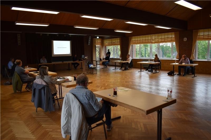 Der Rat der Gemeinde Bliedersdorf hat am Montagabend im Saal des Dorfgemeinschaftshauses getagt – in Zeiten von Corona mit Abstand. Foto: Vasel