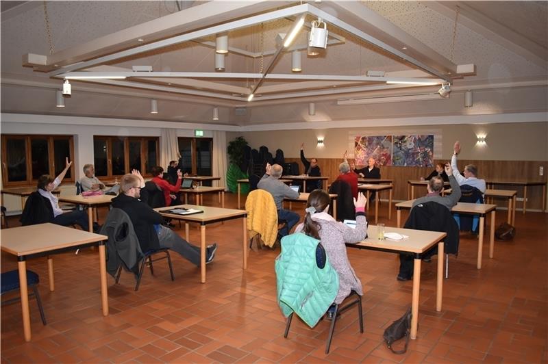 Der Rat der Samtgemeinde Lühe hat am Mittwochabend, reduziert und mit Abstand, im Dorfgemeinschaftshaus getagt. Foto: Vasel