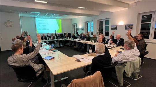 Der Rat der Samtgemeinde Lühe stimmt dem Haushalt 2025 bei der Sitzung im Rathaus in Steinkirchen zu.