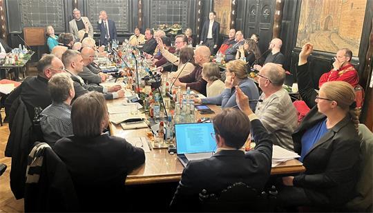 Der Rat der Stadt Buxtehude während einer Sitzung im Rathaus.