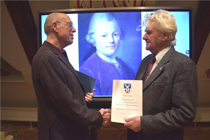 Der Rat hat ihnen am Sonnabend bei den Lessing-Gesprächen im Museum Altes Land die Ehrenmedaille der Gemeinde Jork verliehen: Professor Dr. Alexander Deichsel (84) und Professor Dietrich Fornaschon (76) sind die Bürgerpreisträger 2019 der G